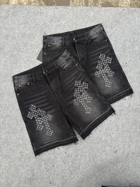 Shorts en jean noir à motifs