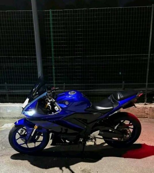 Yamaha moto sportive bleu