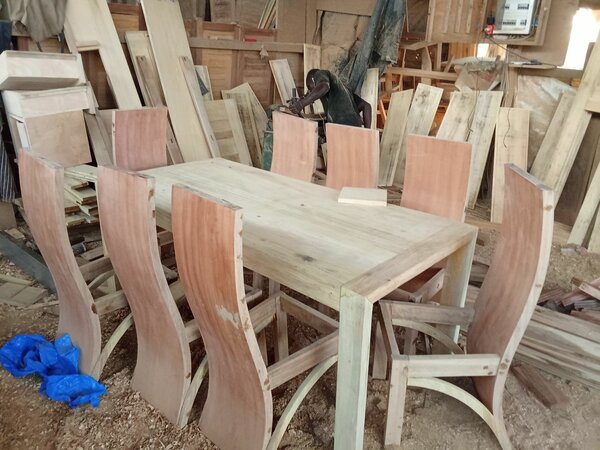 Ensemble Table et Chaises en Bois