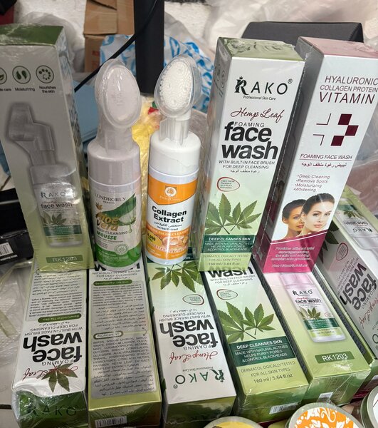 Nettoyant visage Rako et accessoires beauté