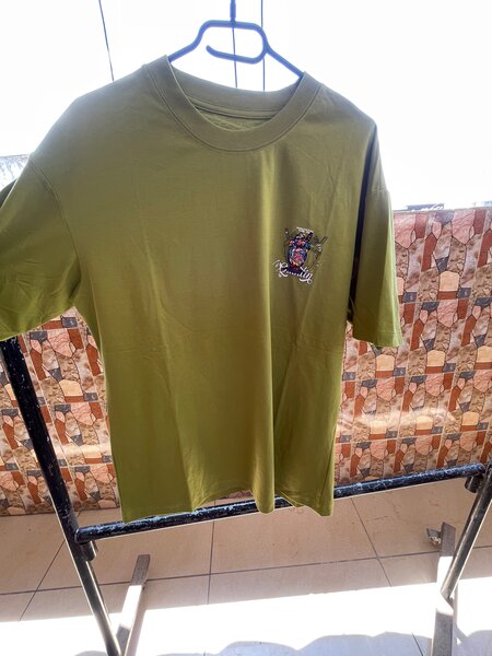 T-shirt graphique homme moderne