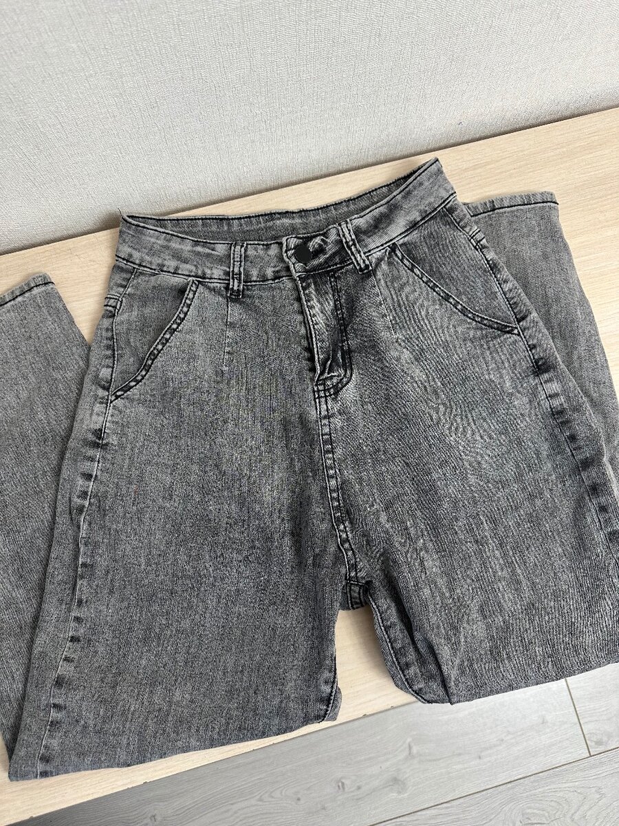 Серые джинсы