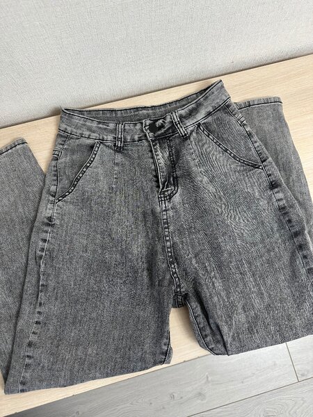 Серые джинсы