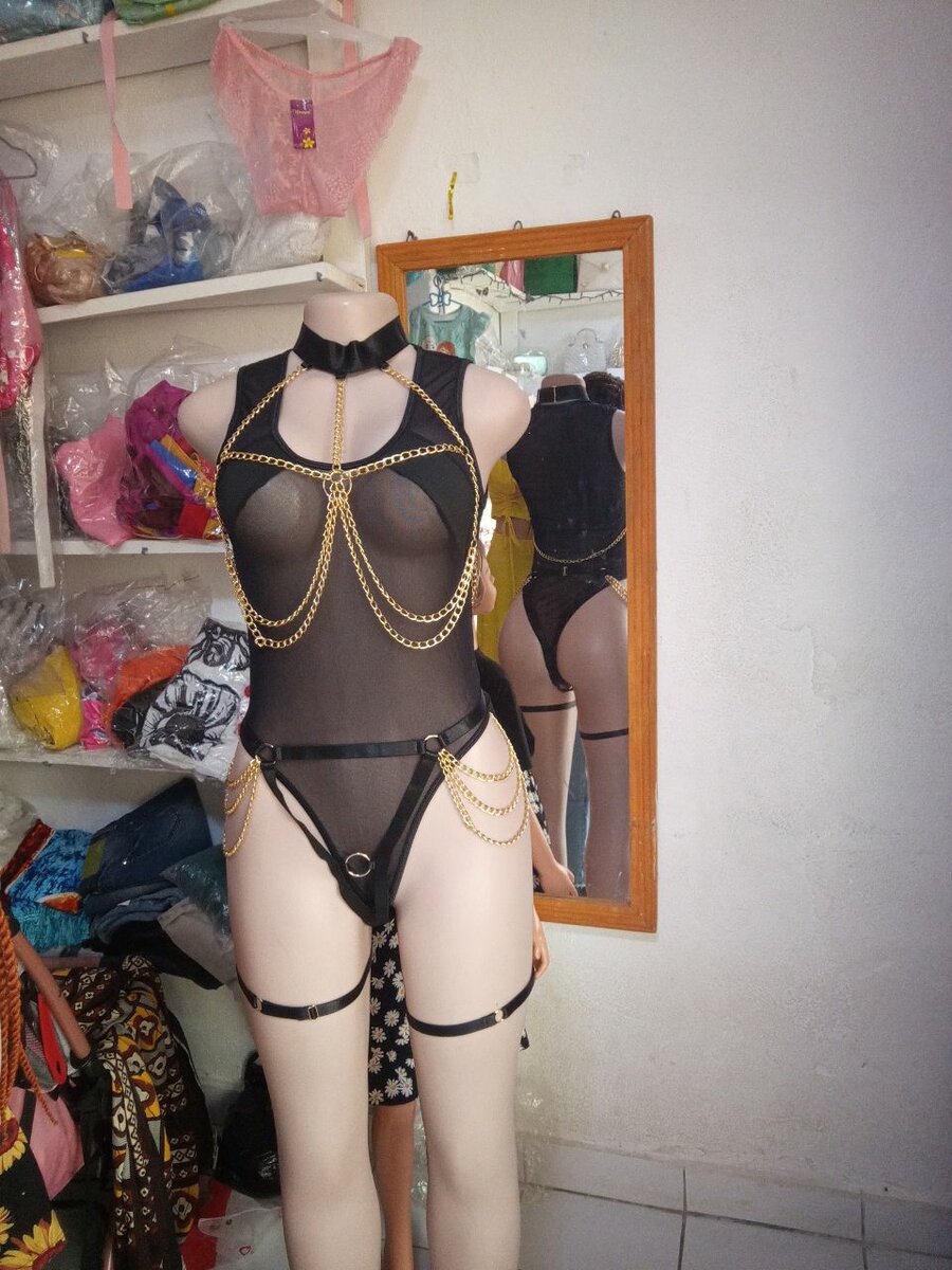 Ensemble lingerie noir avec chaînes dorées