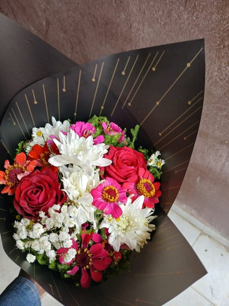 Bouquet de roses et fleurs mixtes