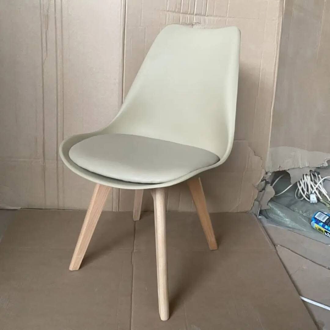 Chaise design en plastique et bois