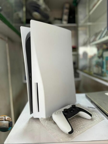 PS5 STANDARD QUASI NEUF AVEC 1CD