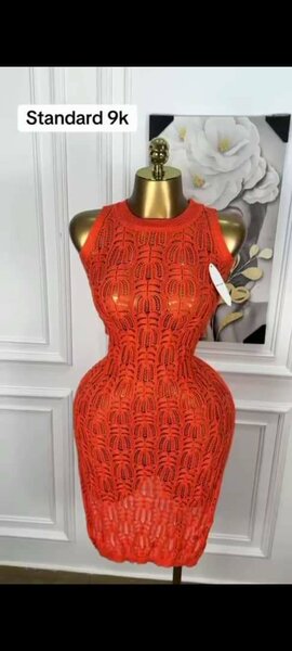 Robe moulante en dentelle rouge