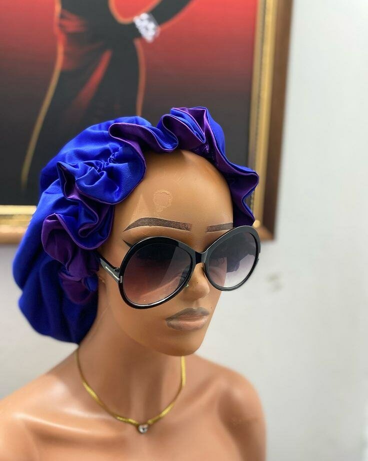 Bonnet en satin élégant