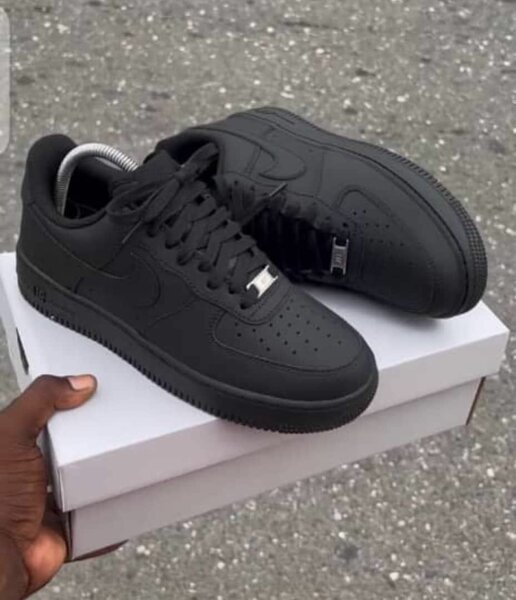 Sneakers en cuir noir classiques