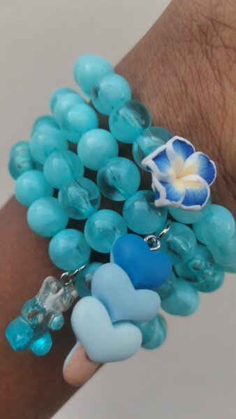 Bracelets bleus en perles