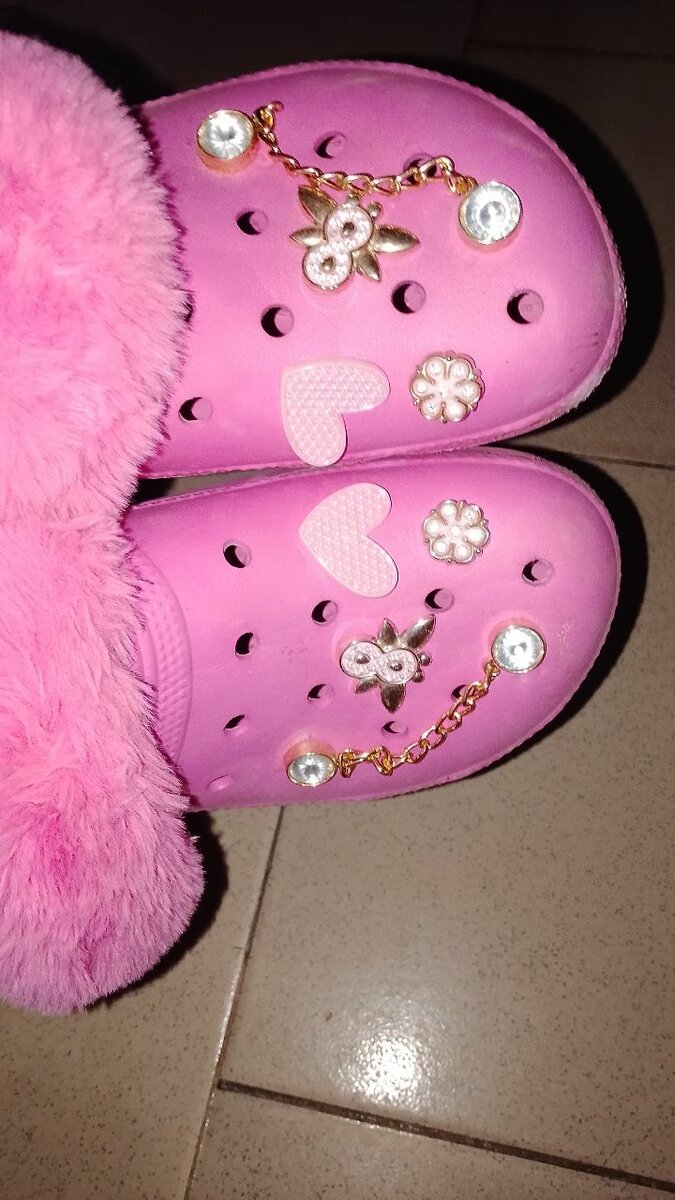 Crocs roses avec décorations