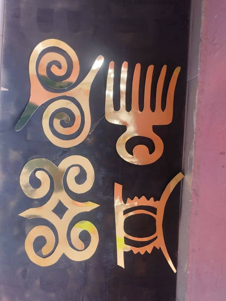 Décor acrylique et carton doré