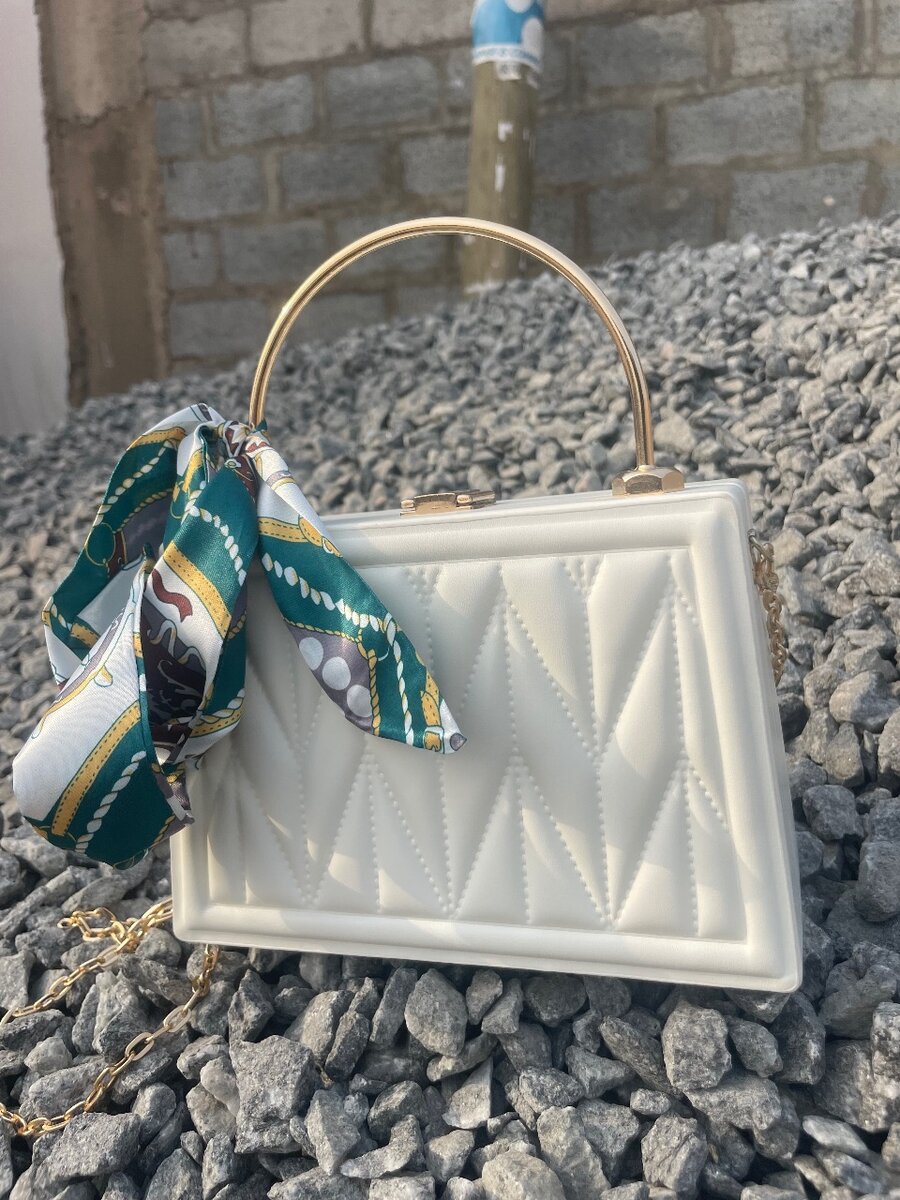 Simple and classy handheld bag