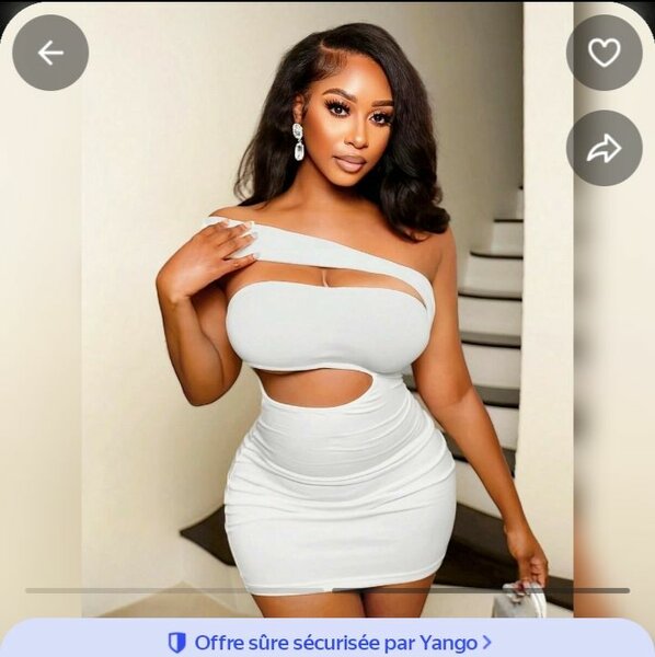 Robe moulante à découpe séduisante