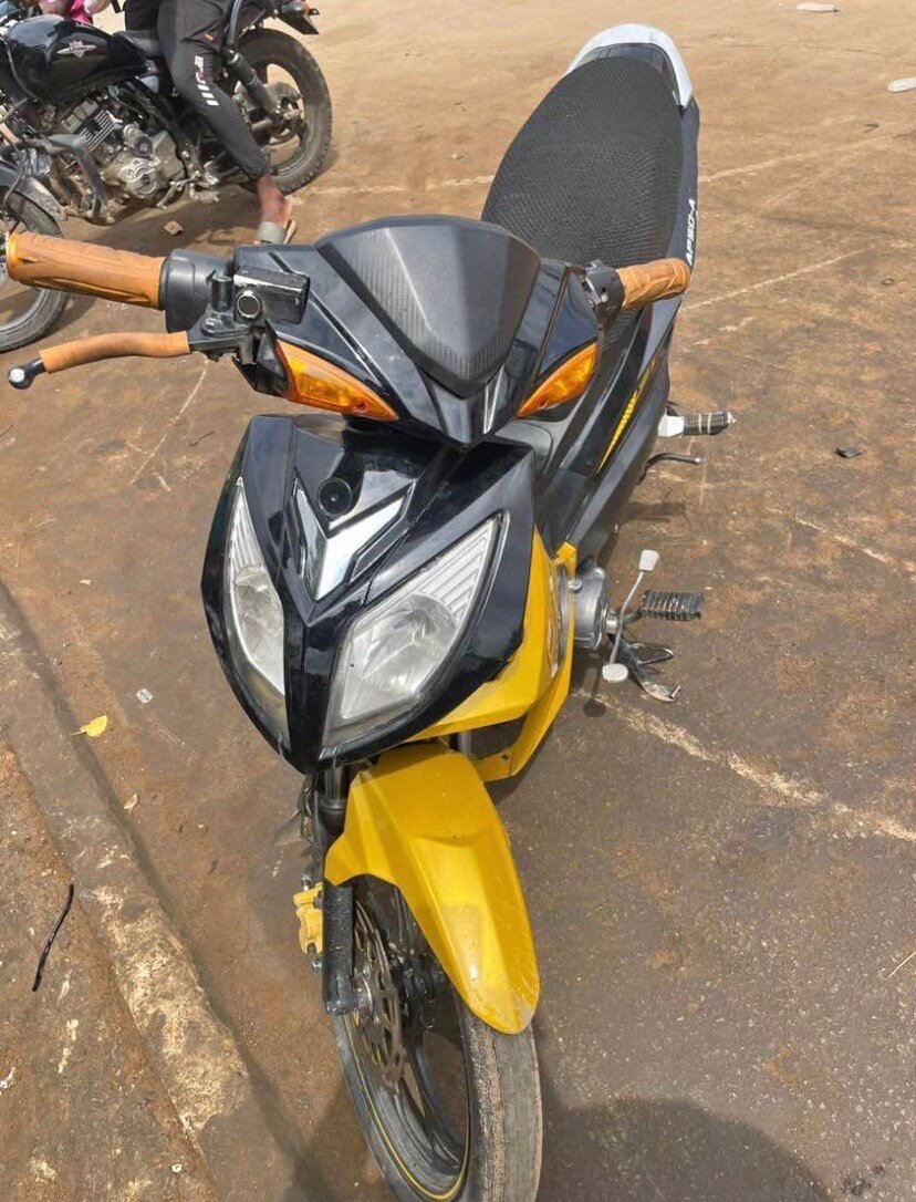 Moto Sportive Jaune et Noire