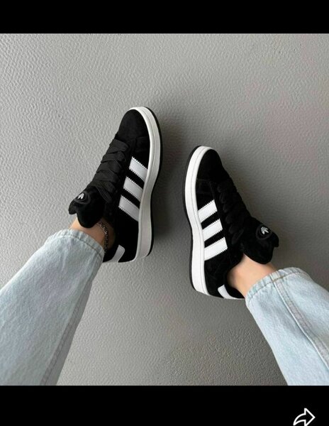 Baskets noires à bandes blanches