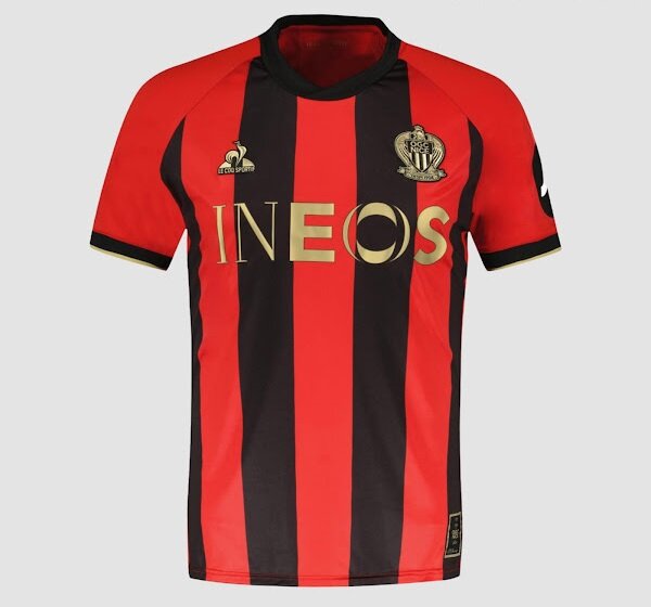 Maillot de foot rayé rouge et noir