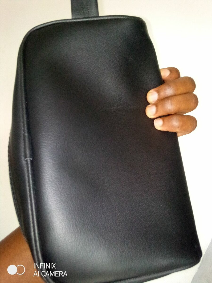 Sacoche en cuir noire élégante