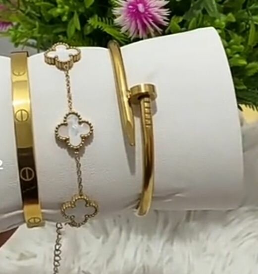 Elegant Gold Bracelet Set