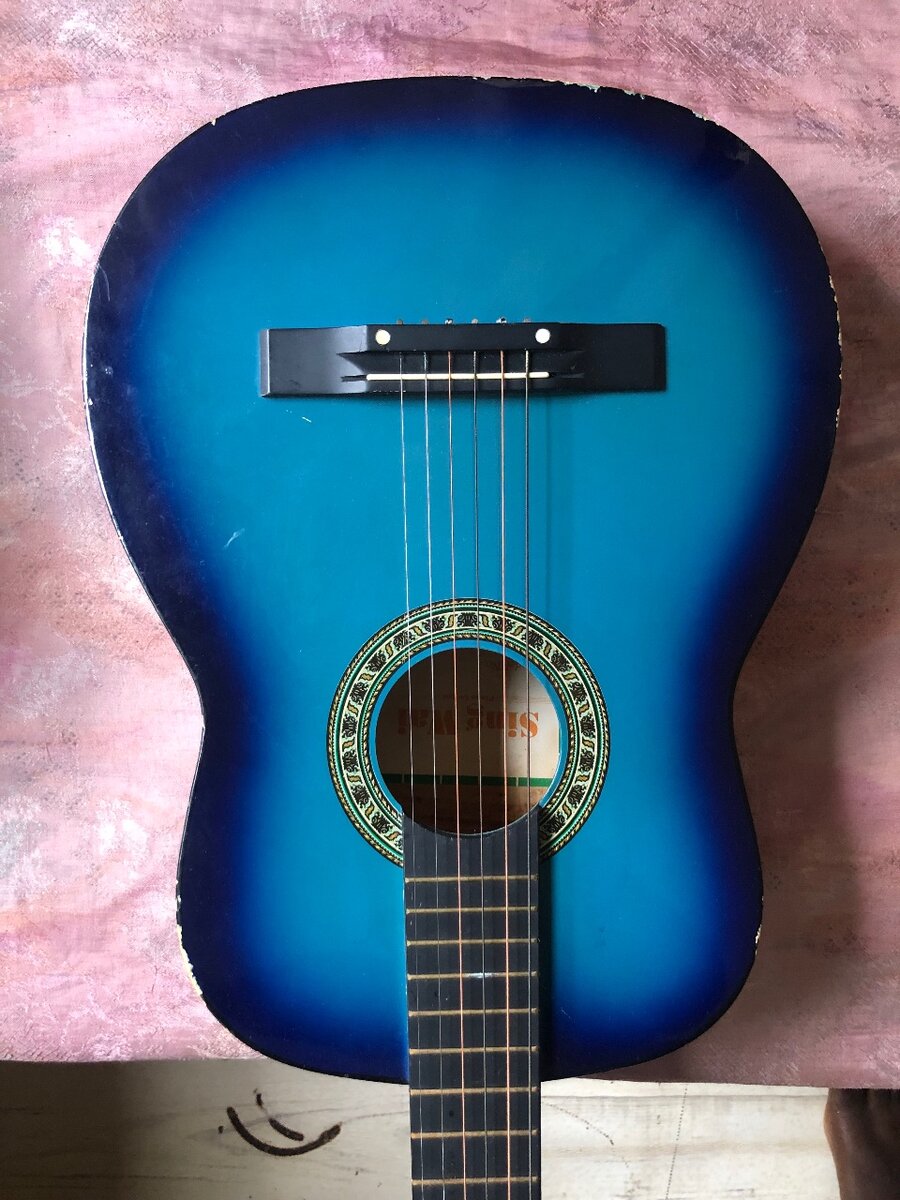 Guitare acoustique bleue