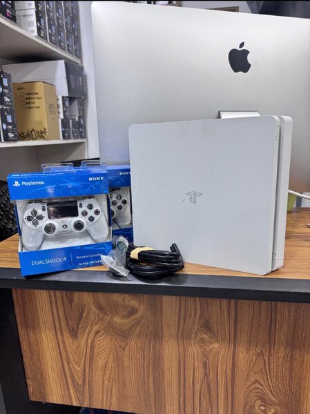 Console PS4 Slim avec Manettes