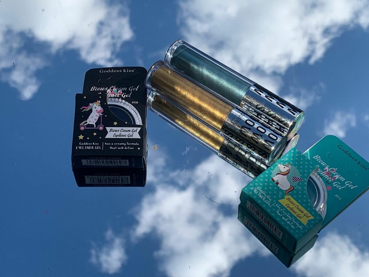 Eyeshadow and eyebrow gel