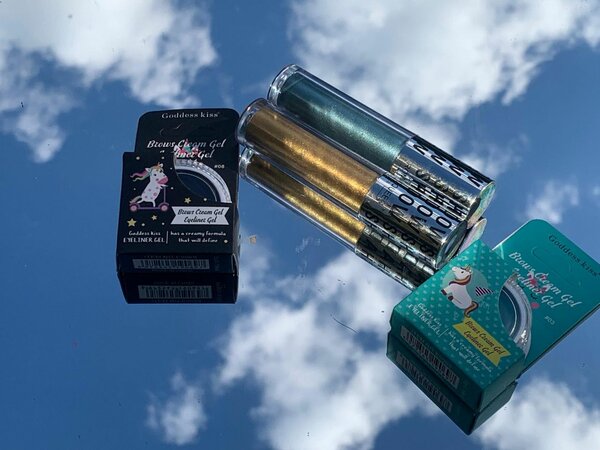 Eyeshadow and eyebrow gel