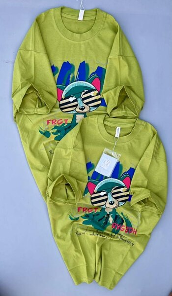 T-shirt verte avec motif drôle