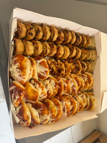 Mini pizzas et roulés variés