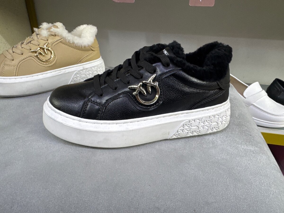 Женские кроссовки