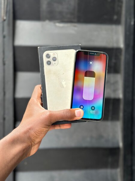 iPhone 11 Pro 64 giga quasi neuf