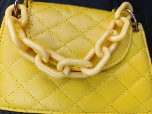 Sac à main jaune avec chaîne