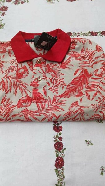 Polo imprimé tropical rouge