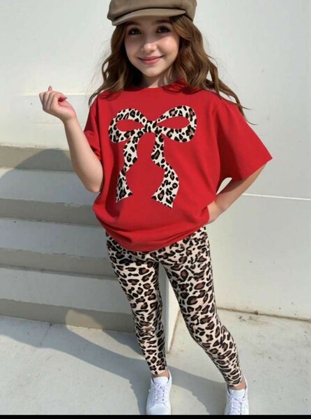 Ensemble fille rouge et léopard