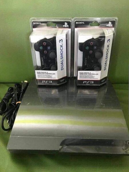 PS3 SLIM OU ULTRA SLIM AVEC 20JEUX INSTALLÉ ET 2MANETTES