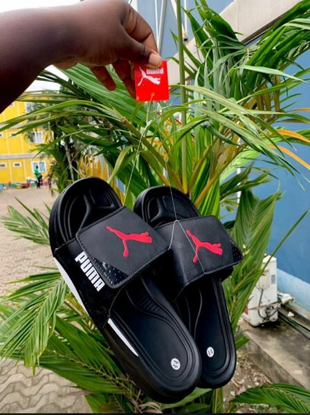 Claquettes noires Puma