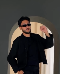 Мужской бомбер черного цвета