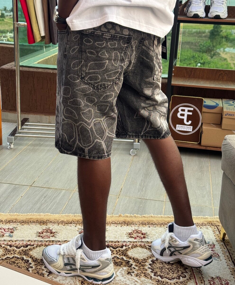 Short en jean style graffiti