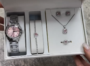 Комплект с наручными часами для женщин