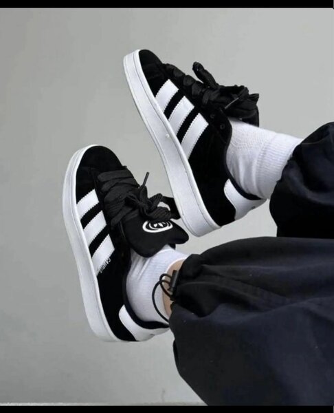 Baskets noires et blanches