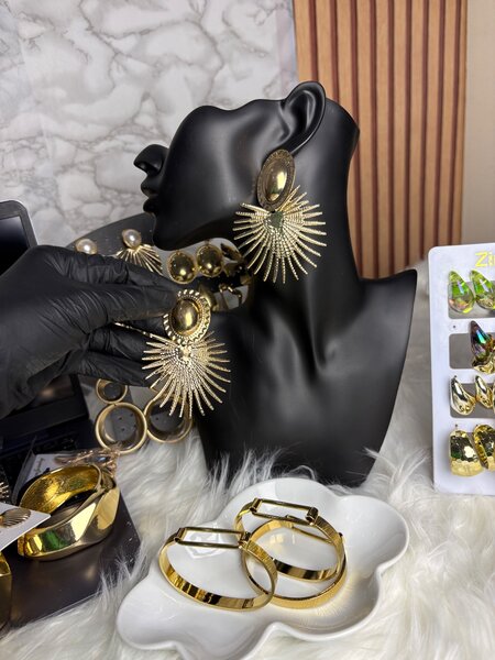 Boucles d'oreilles dorées modernes