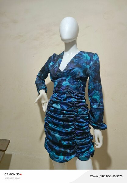 Robe froncée bleu imprimé