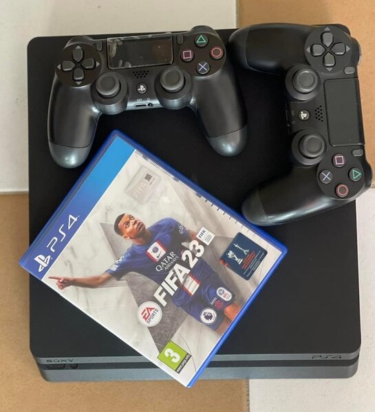 Ps4 Slim + 1CD // kdooooooo