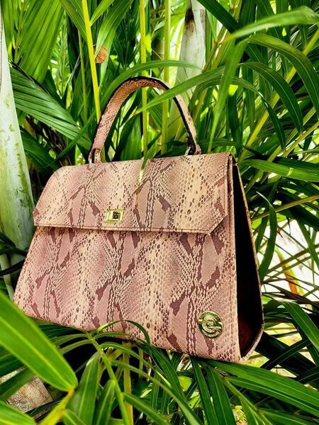 Sac en simili cuir croco rose