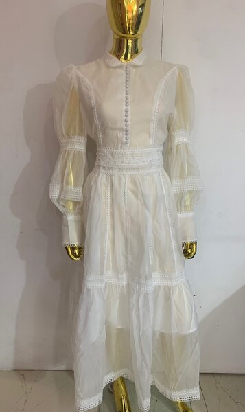 Robe longue blanche en dentelle