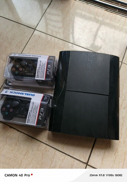 PS3  ultra slim + 2 Manettes