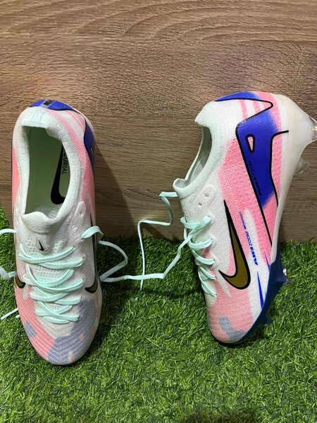 Chaussures de football Nike colorées