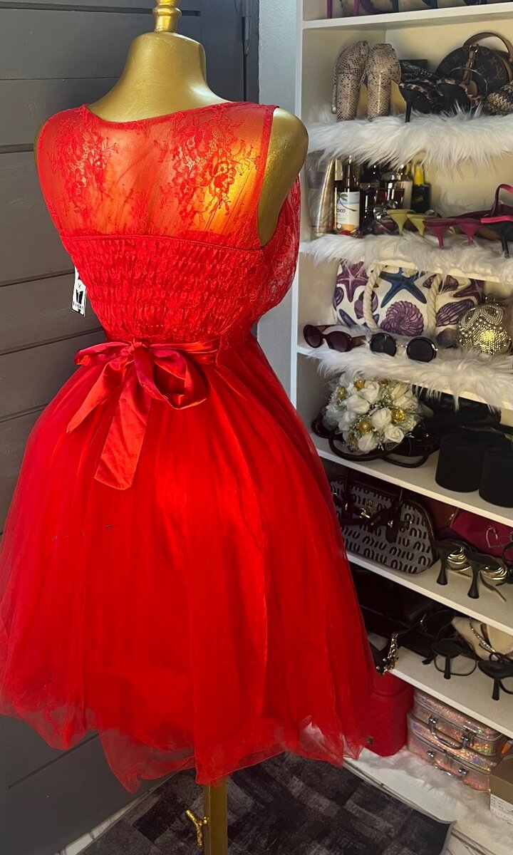 Robe soirée rouge dentelle brillante
