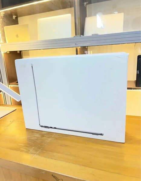 Apple MacBook Air 13","description":"Découvrez le MacBook Air 13 pouces: performance, élégance et légèreté. Parfait pour le travail et le divertissement, avec une autonomie exceptionnelle.","category":"laptops